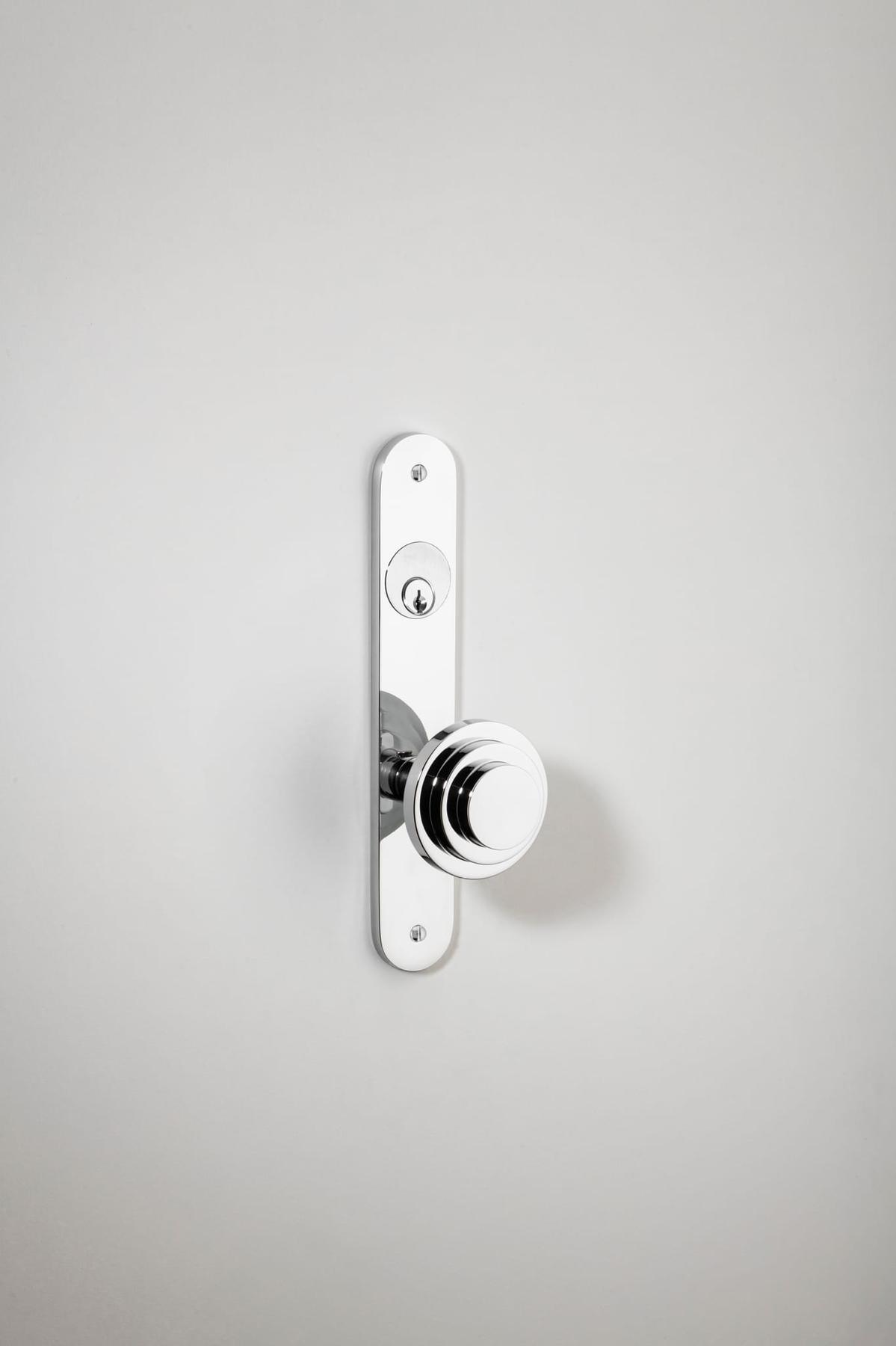 Zzzigurat Door Knob – Oval Backplate – Polished Chrome – 11888KLE92