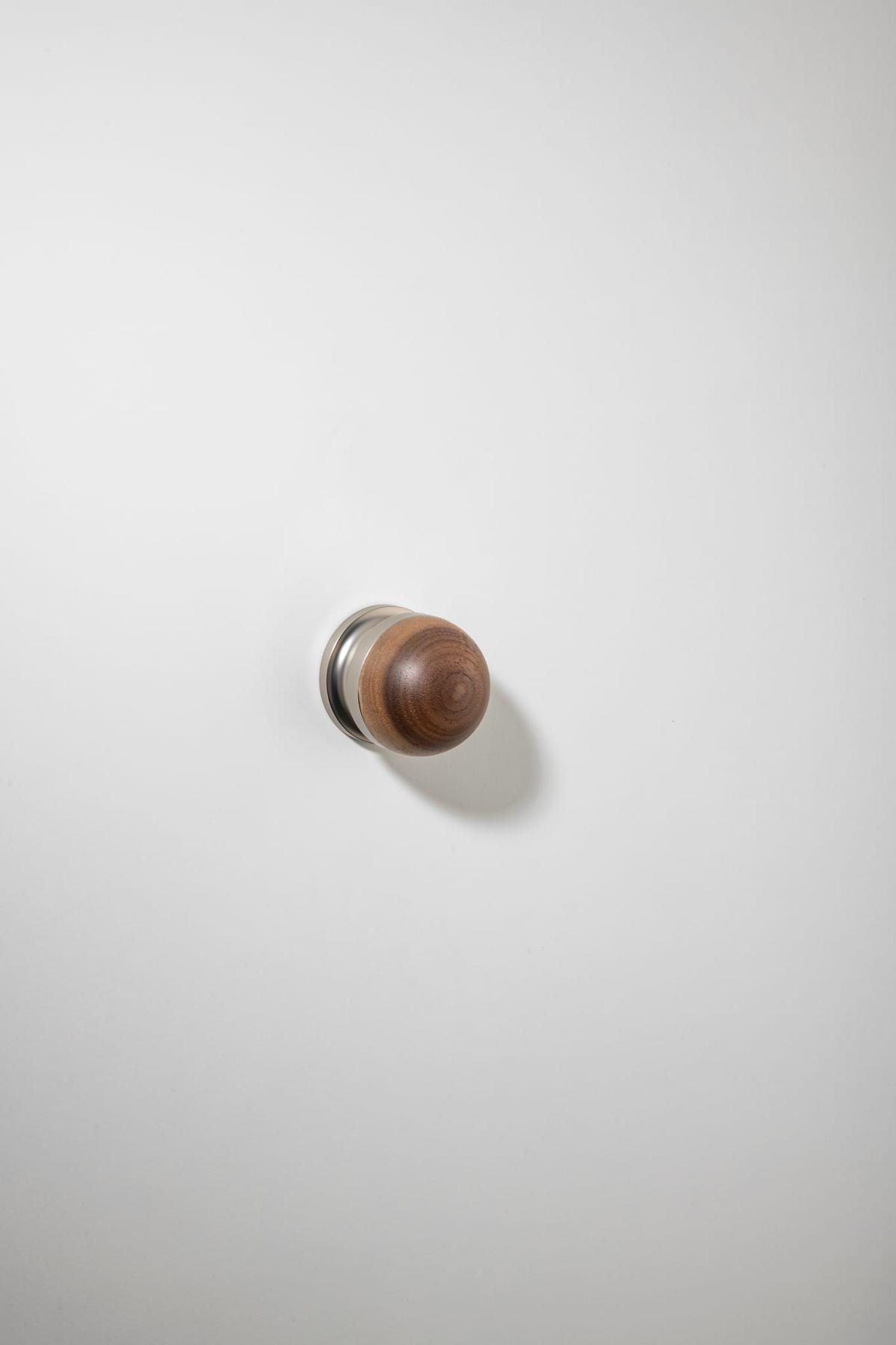 H02 Knob on Rose – Round Rose – American Walnut/Smooth Nickel – 30203