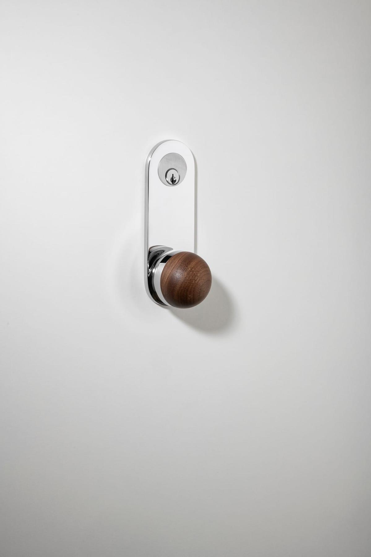 H02 Knob – Oval Backplate – American Walnut/Polished Chrome – 30231KLE92