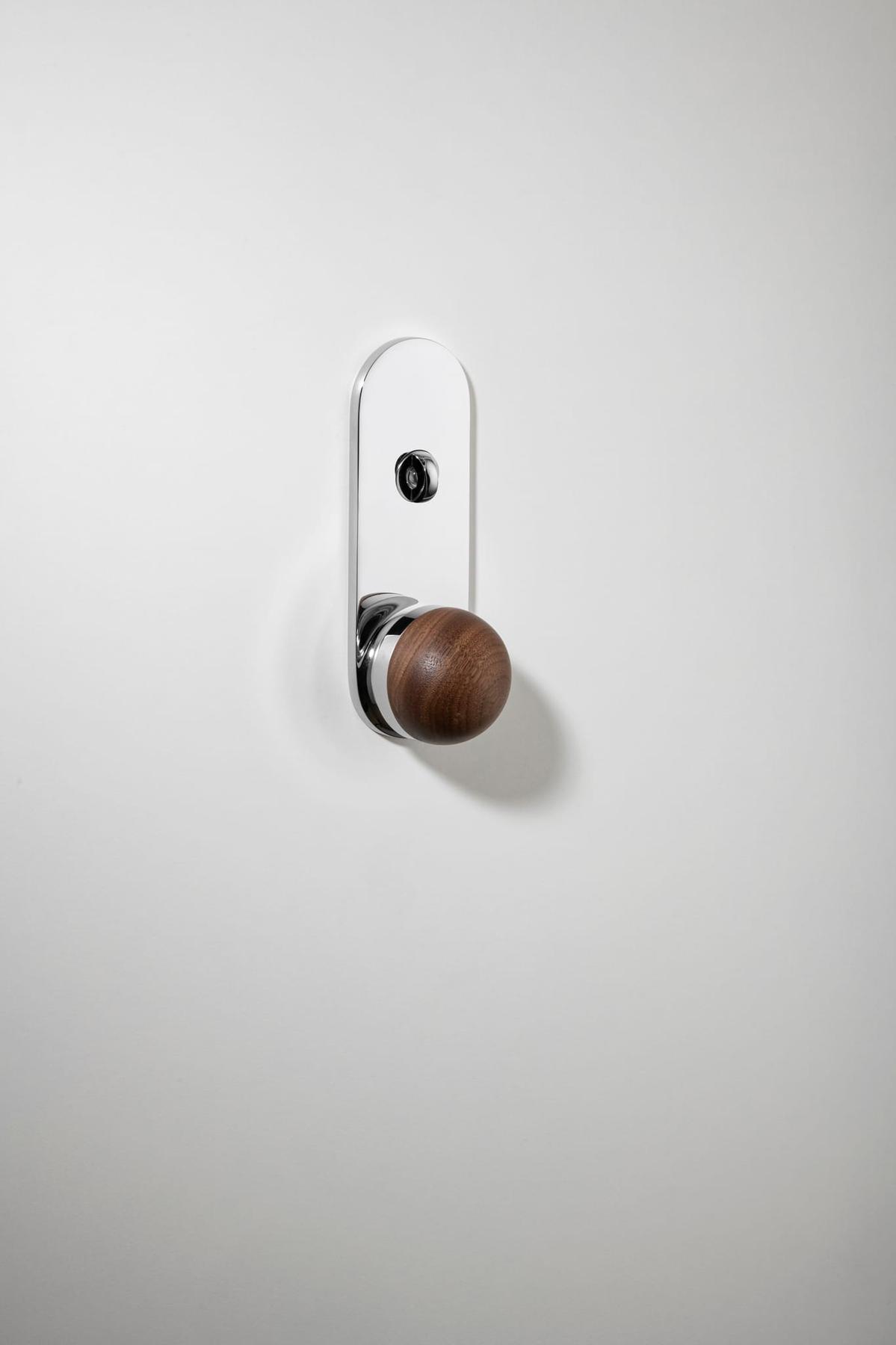 H02 Knob – Oval Backplate – American Walnut/Polished Chrome – 30231KLP62