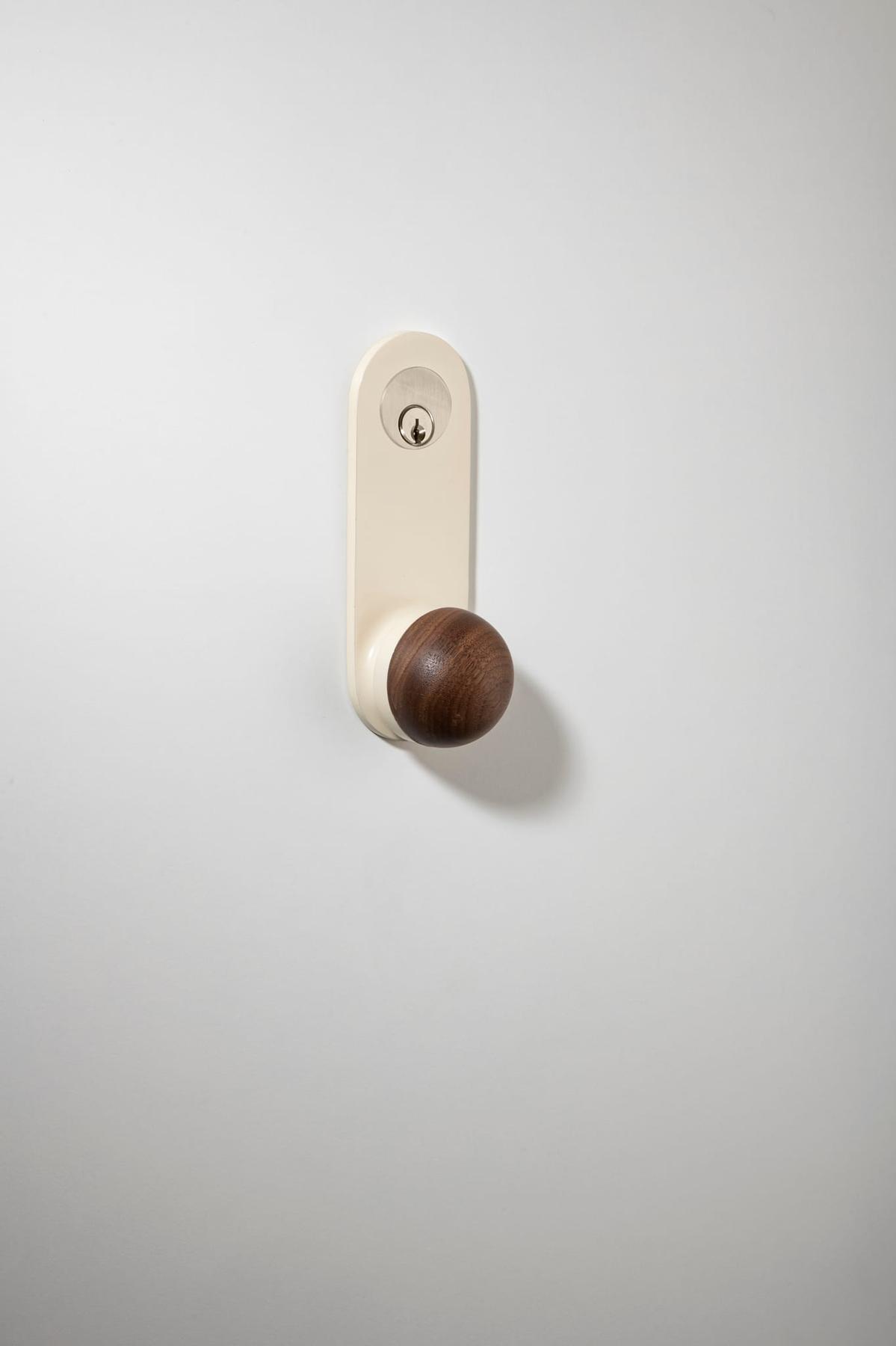 H02 Knob – Oval Backplate – American Walnut/Bone – 30235KLE92