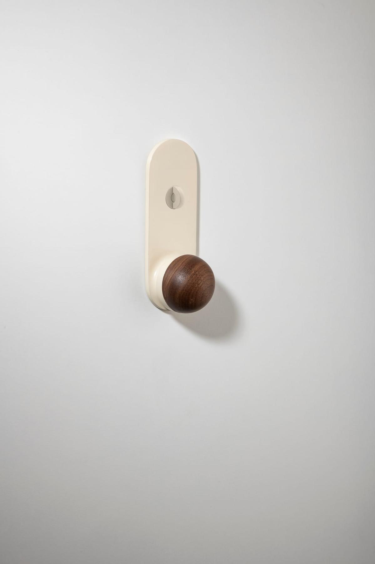 H02 Knob – Oval Backplate – American Walnut/Bone – 30235KLP62