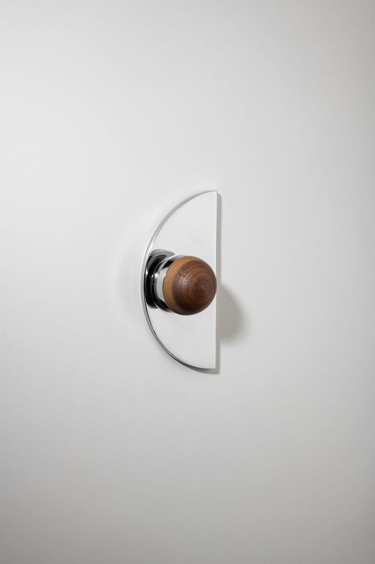 H03 Knob on Backplate Half Moon – American Walnut/Polished Chrome – 30241