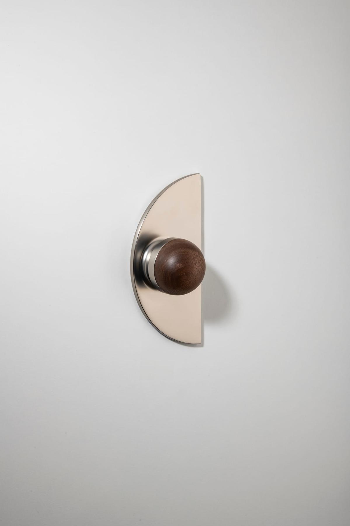 H03 Knob on Backplate Half Moon – American Walnut/Smooth Nickel – 30243